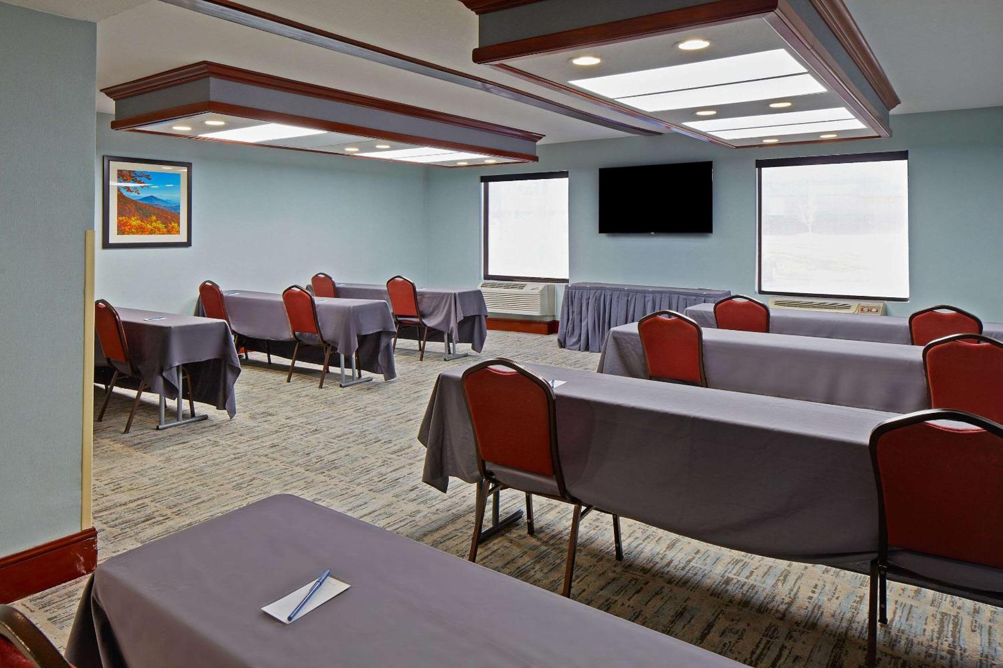 אשוויל Comfort Suites Outlet Center מראה חיצוני תמונה