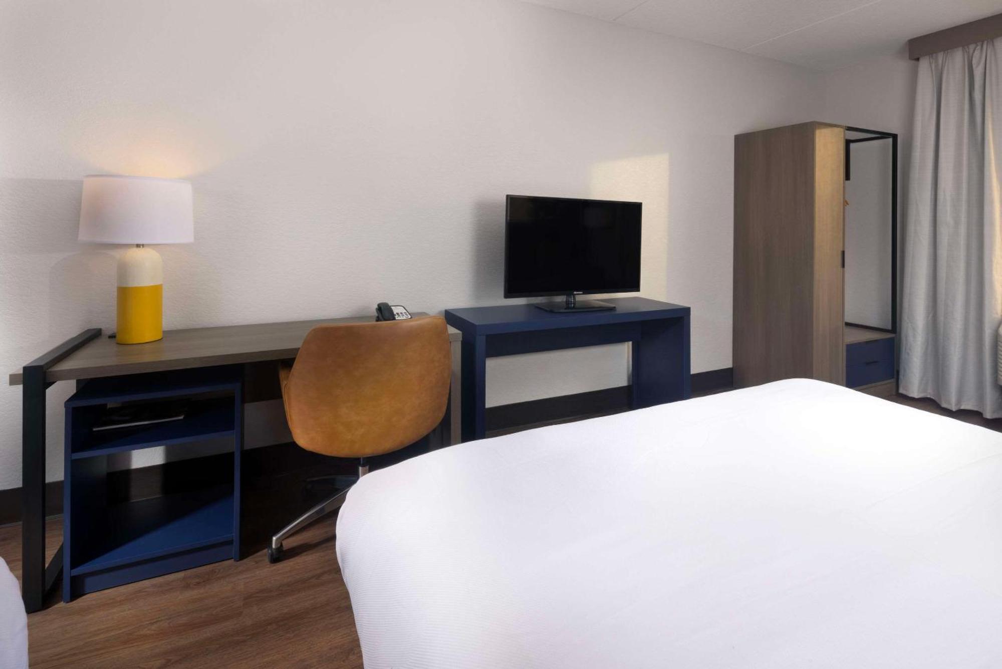 אשוויל Comfort Suites Outlet Center מראה חיצוני תמונה