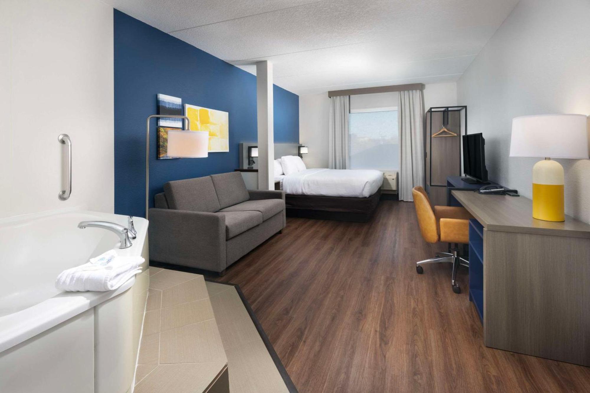 אשוויל Comfort Suites Outlet Center מראה חיצוני תמונה