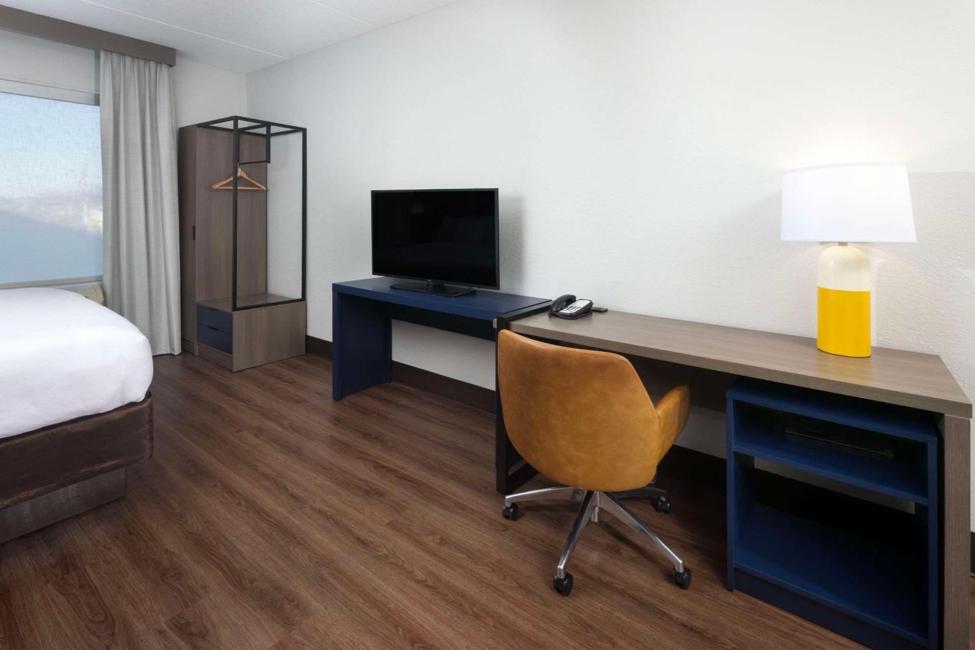 אשוויל Comfort Suites Outlet Center מראה חיצוני תמונה