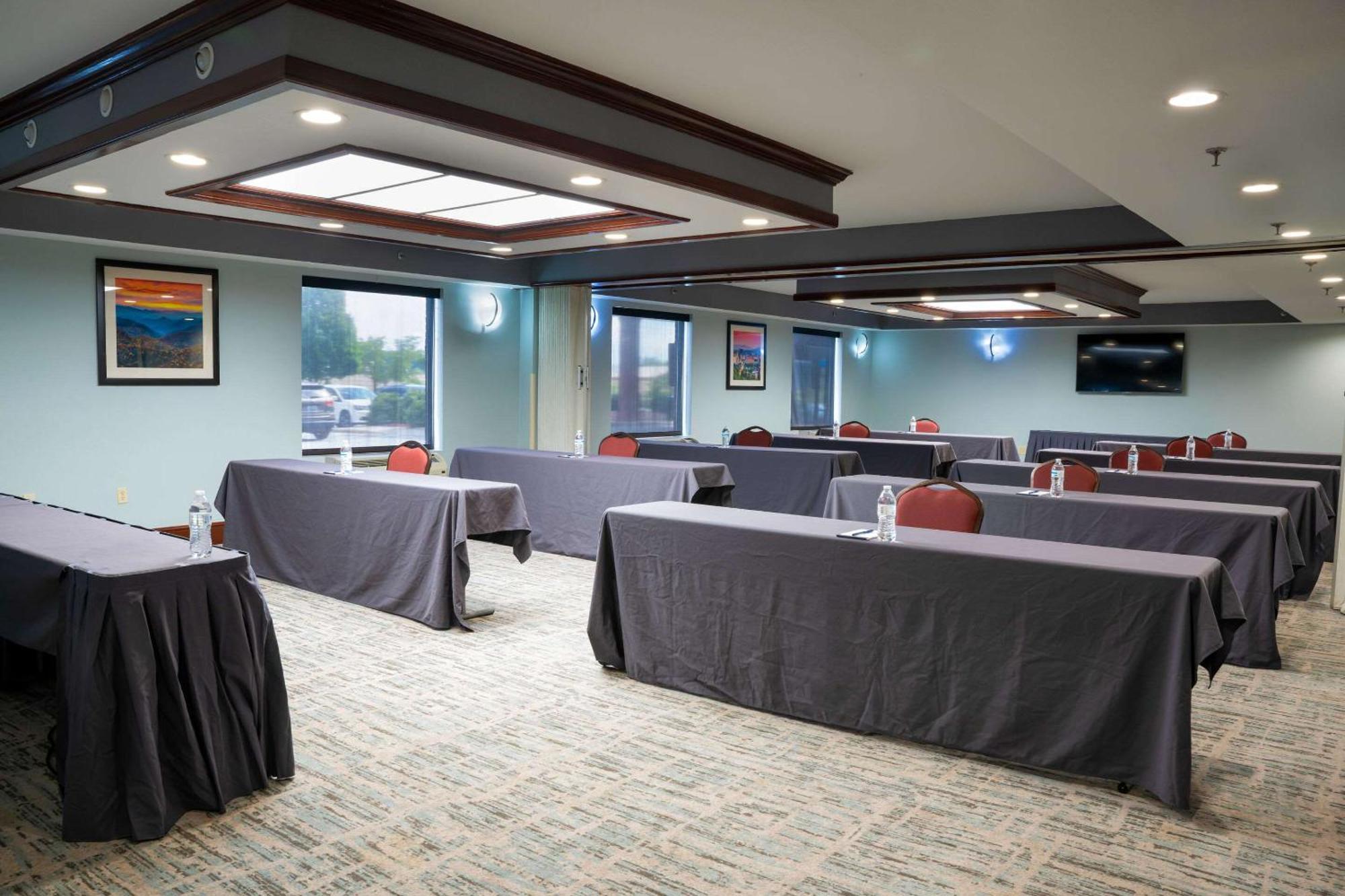אשוויל Comfort Suites Outlet Center מראה חיצוני תמונה